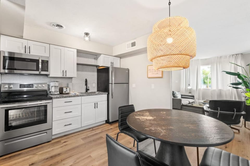 Coffee/tea facilities, Kitchen or kitchenette, Dining area, oven, stove