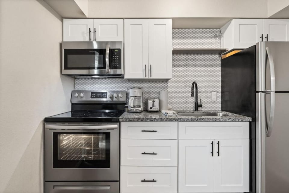 Coffee/tea facilities, Kitchen or kitchenette, oven, stove, toaster