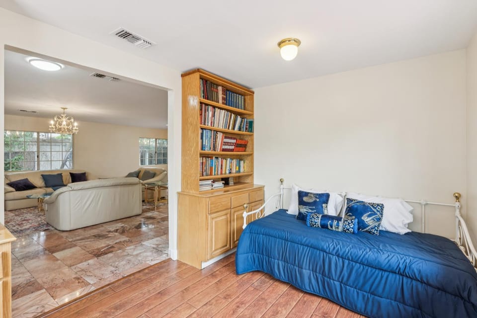 Russell House Near Hollywood & Griffith Park House in Los Feliz