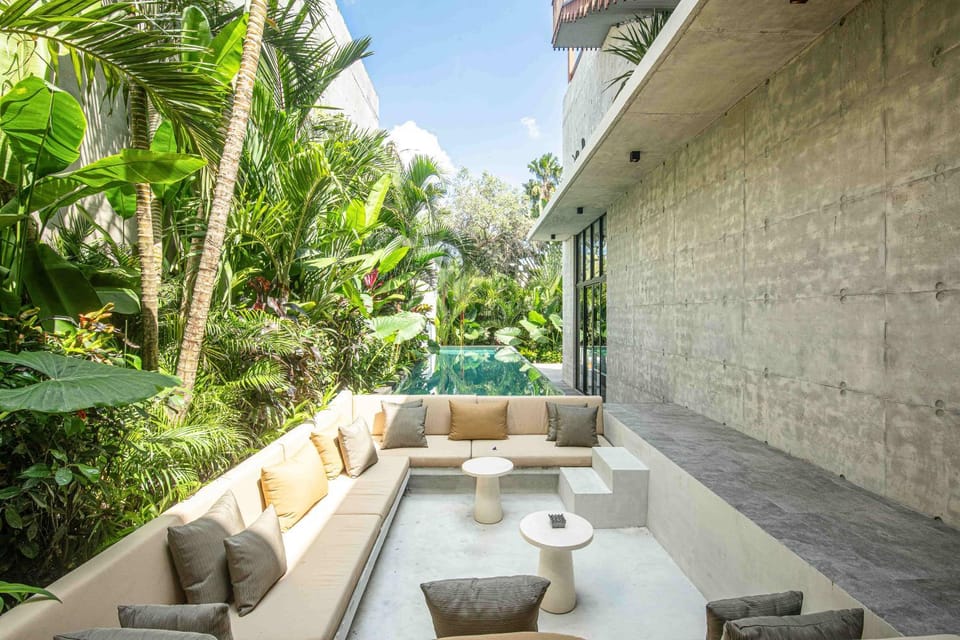 Trendy 4BR Villa, Central Canggu, 8mins to Beach House in North Kuta