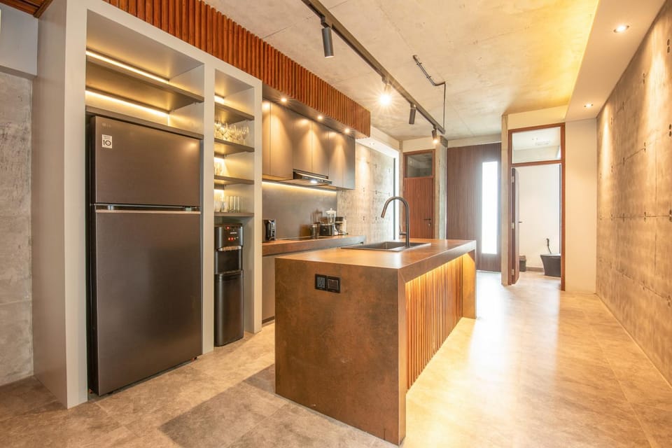 Trendy 4BR Villa, Central Canggu, 8mins to Beach House in North Kuta