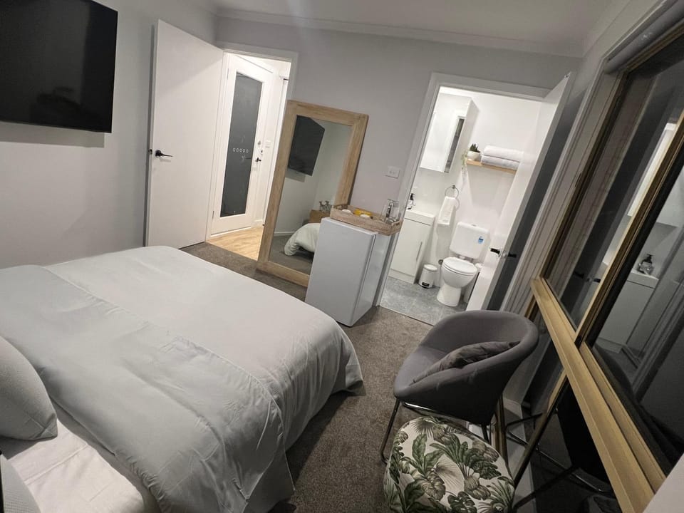 Guest Suite with Private Entry- 6 mins to Airport Apartment in Melbourne