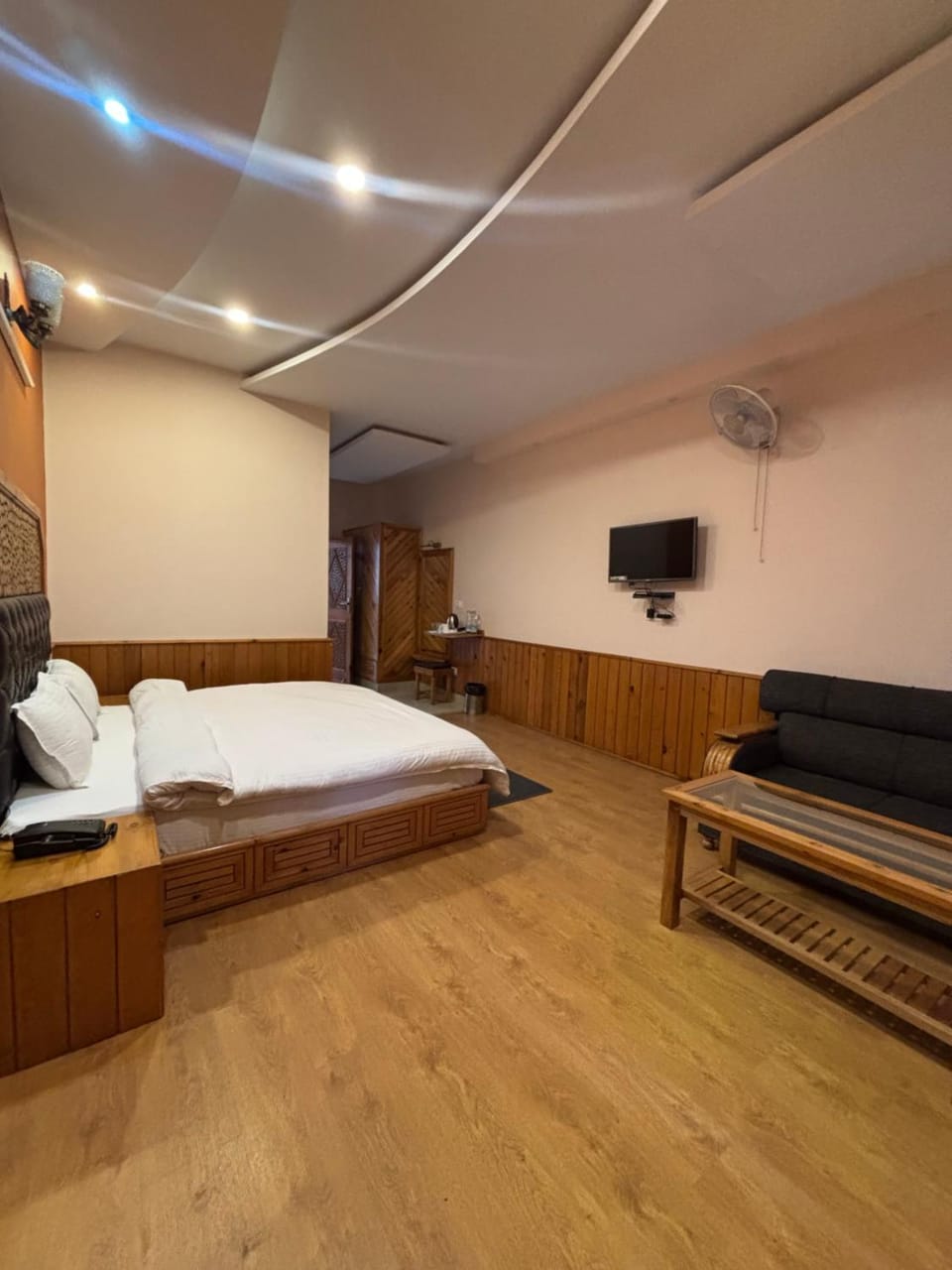 Photo of the whole room, Bedroom