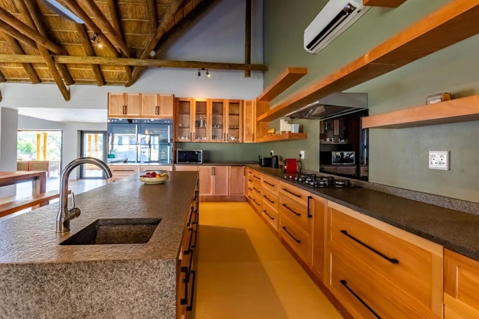 Kitchen or kitchenette, dishwasher, stove