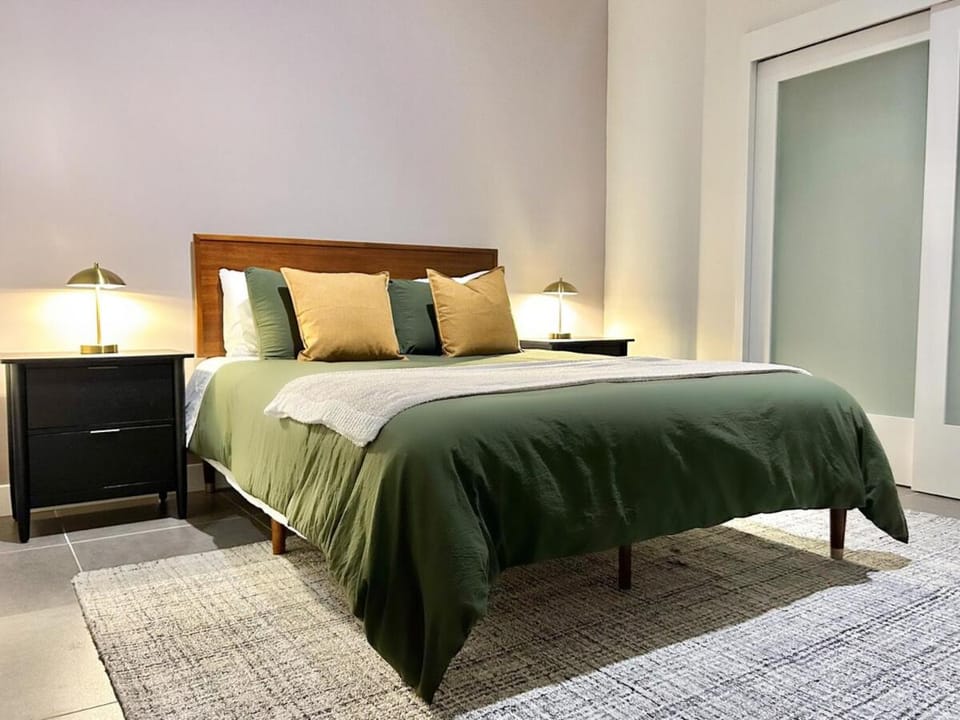 DTLA 2BR Loft with Hot Tub & Rooftop Pool! Apartment in Los Angeles