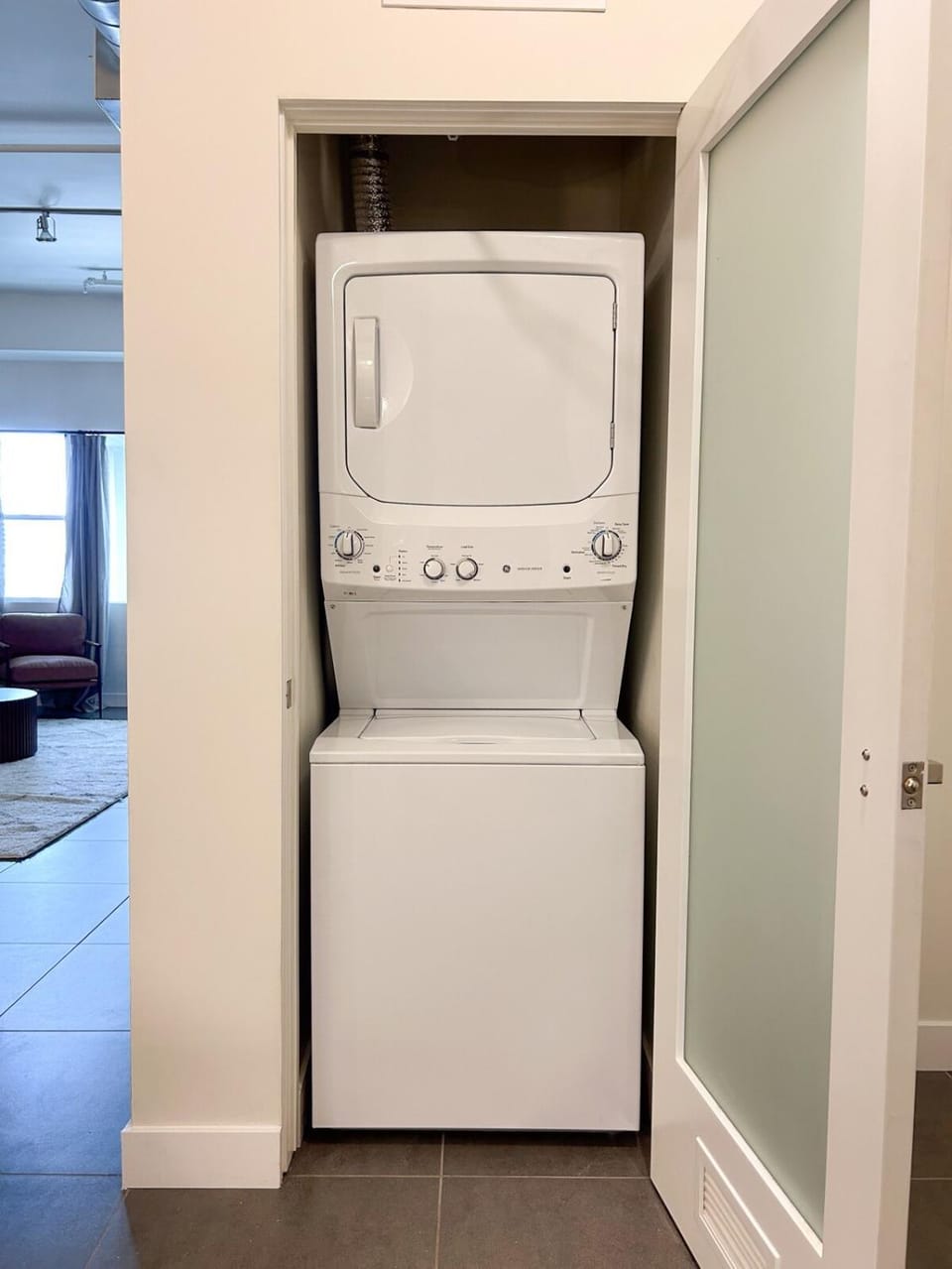 DTLA 2BR Loft with Hot Tub & Rooftop Pool! Apartment in Los Angeles