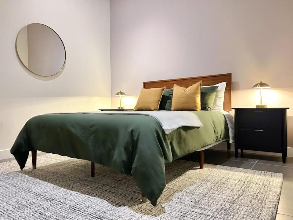 DTLA 2BR Loft with Hot Tub & Rooftop Pool! Apartment in Los Angeles