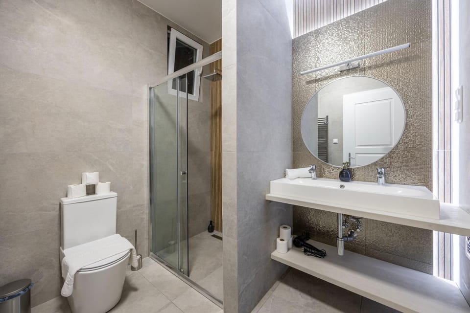 Shower, Toilet, Bathroom, towels