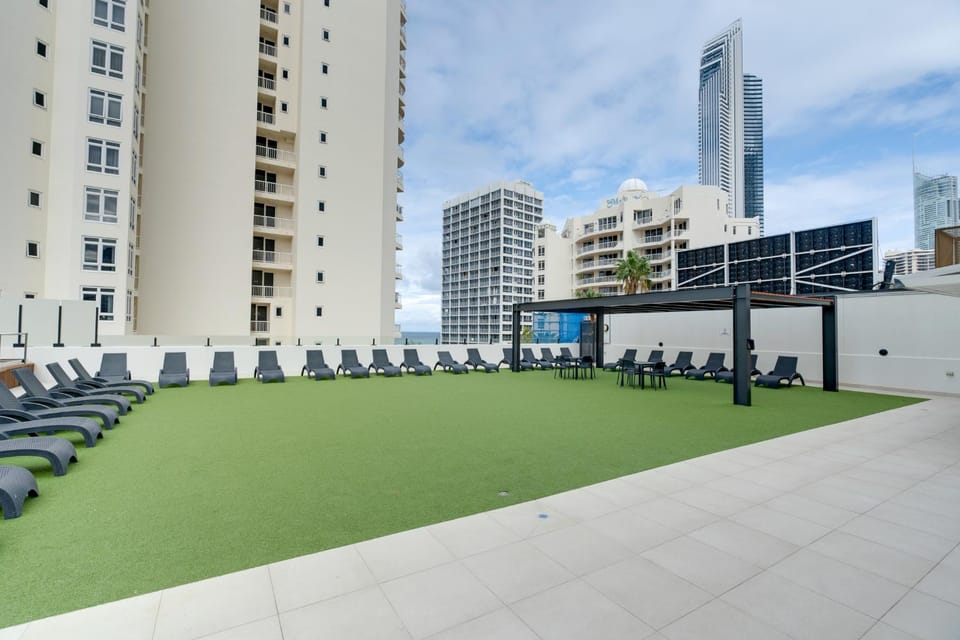 Ocean-View Studio - Walk to Cavill & Beach Apartment in Surfers Paradise Boulevard