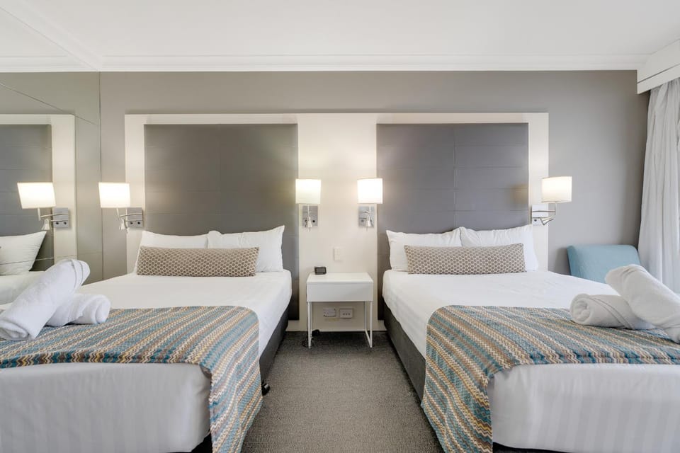 Ocean-View Studio - Walk to Cavill & Beach Apartment in Surfers Paradise Boulevard