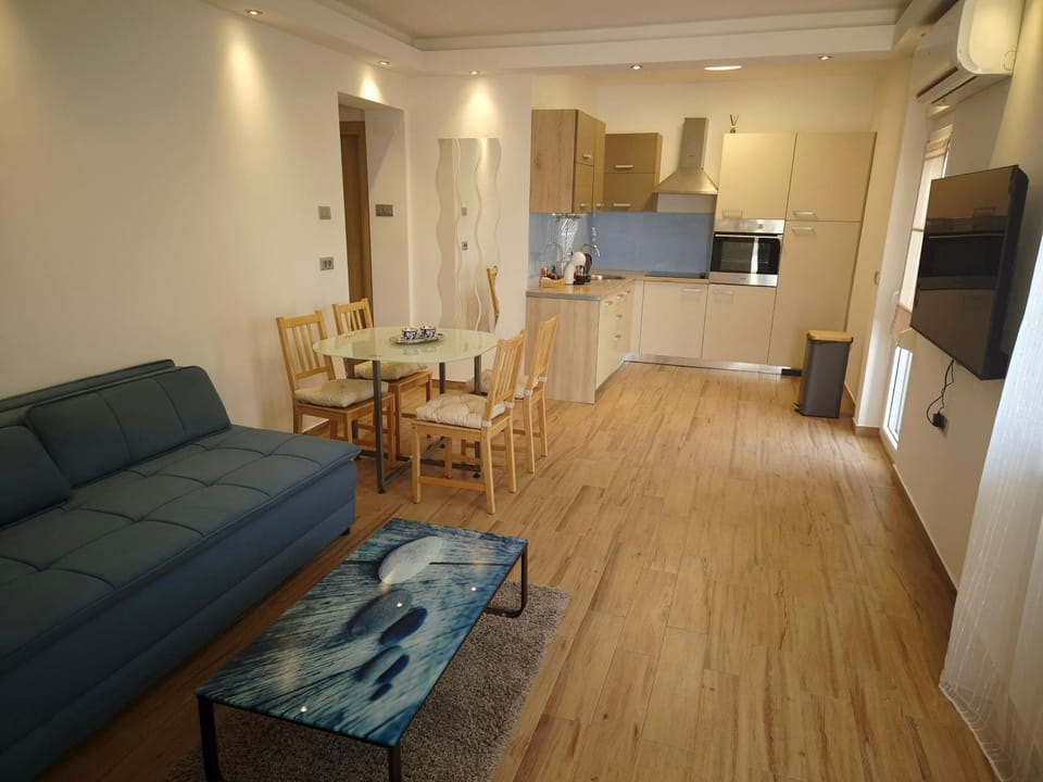TV and multimedia, Kitchen or kitchenette, Living room, Seating area, Dining area