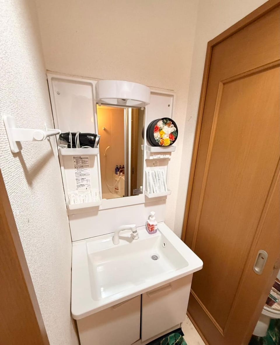 華宝民泊1 Apartment in Osaka