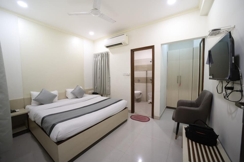 Communal lounge/ TV room, Bed, Bedroom, air conditioner