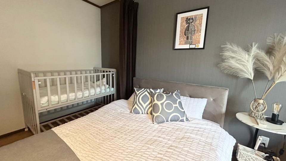 Bedroom, cot