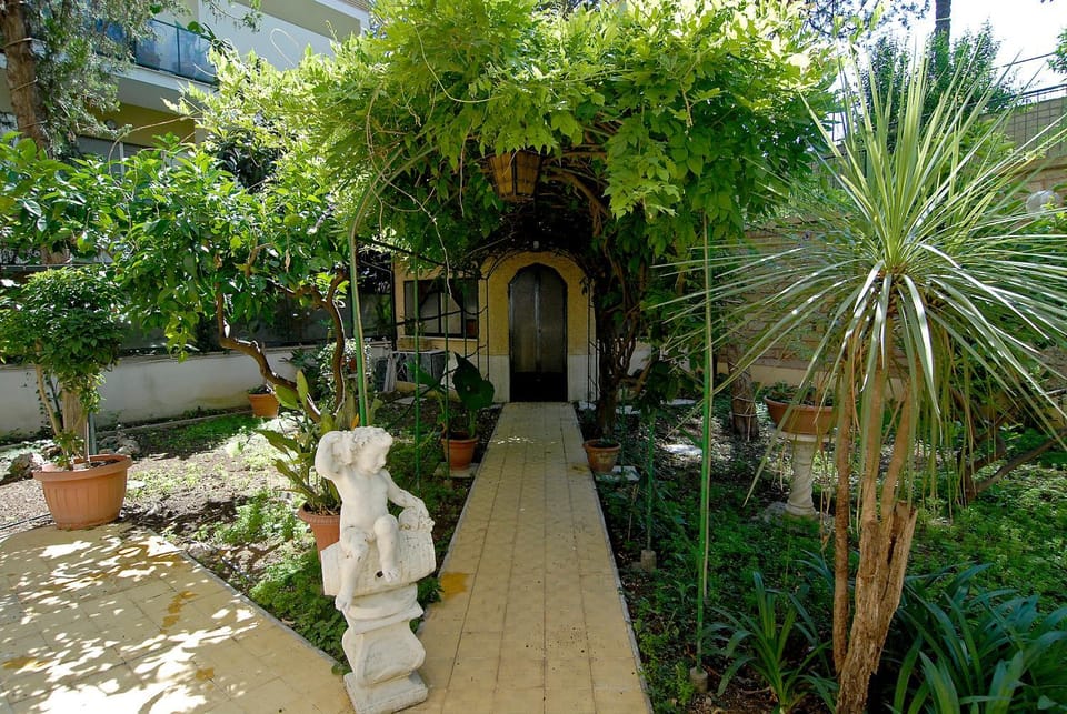 Garden, Photo of the whole room