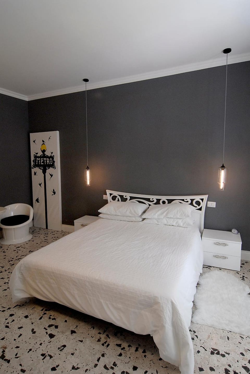 Photo of the whole room, Bedroom