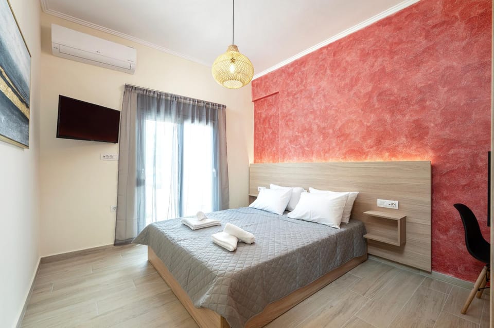 Bed, TV and multimedia, Photo of the whole room, Bedroom, towels