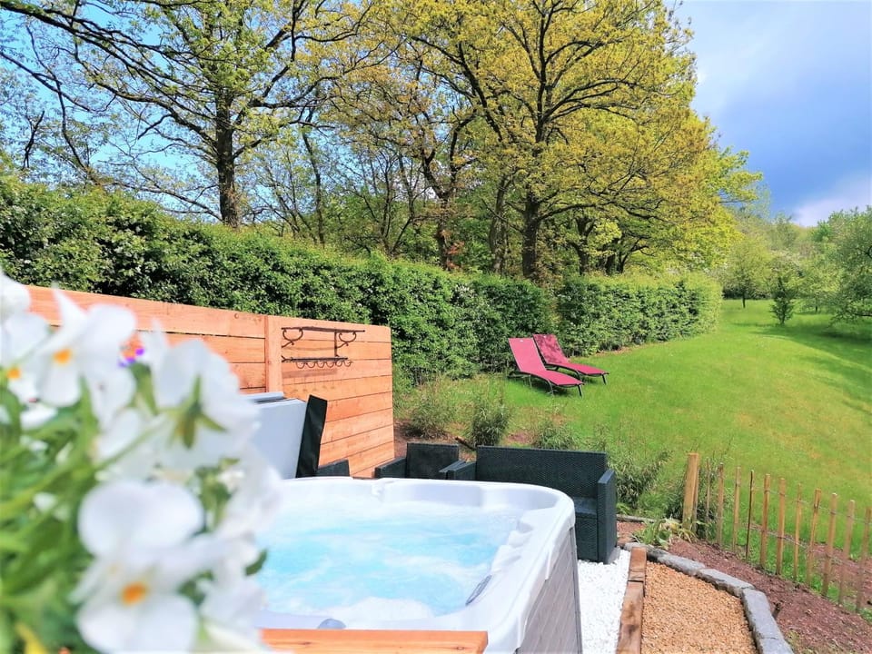 Natural landscape, Garden, Hot Tub, Hot Tub, Garden view, sunbed