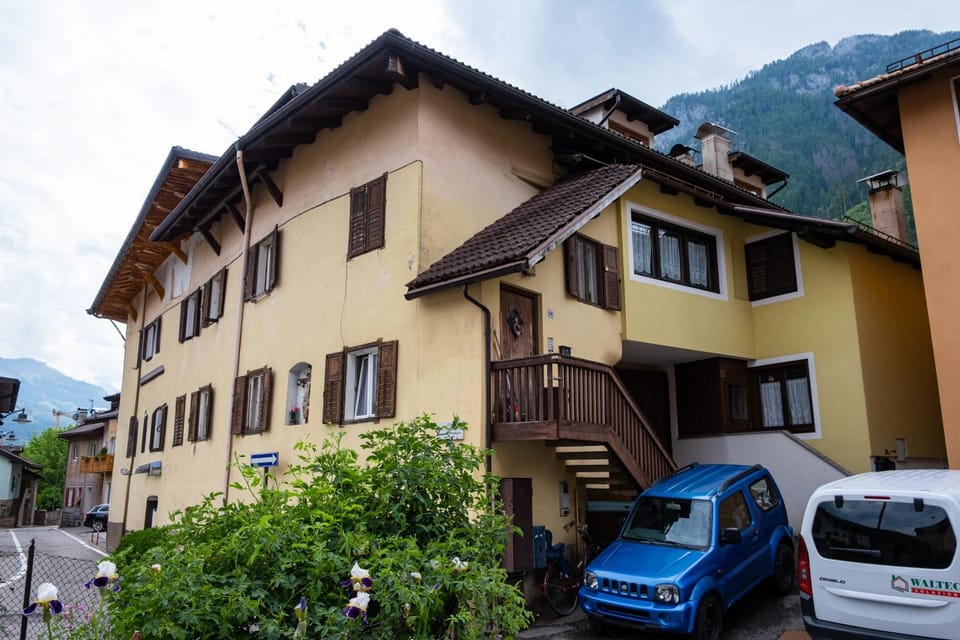Property building, Spring, Day, Neighbourhood, Natural landscape, Mountain view, Street view, Parking