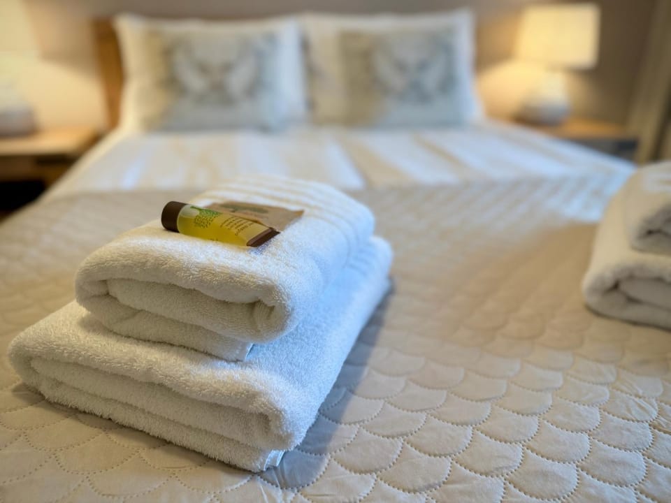 Bed, Bedroom, towels