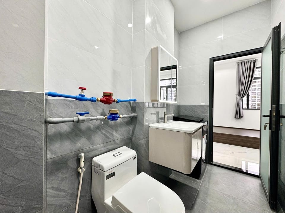 Shower, Toilet, Bath, bidet, towels