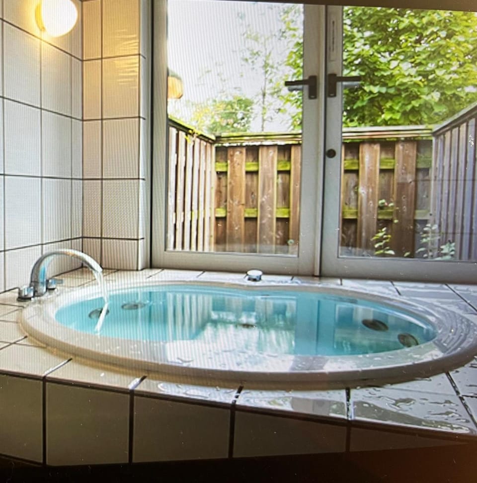 Hot Tub, Bath