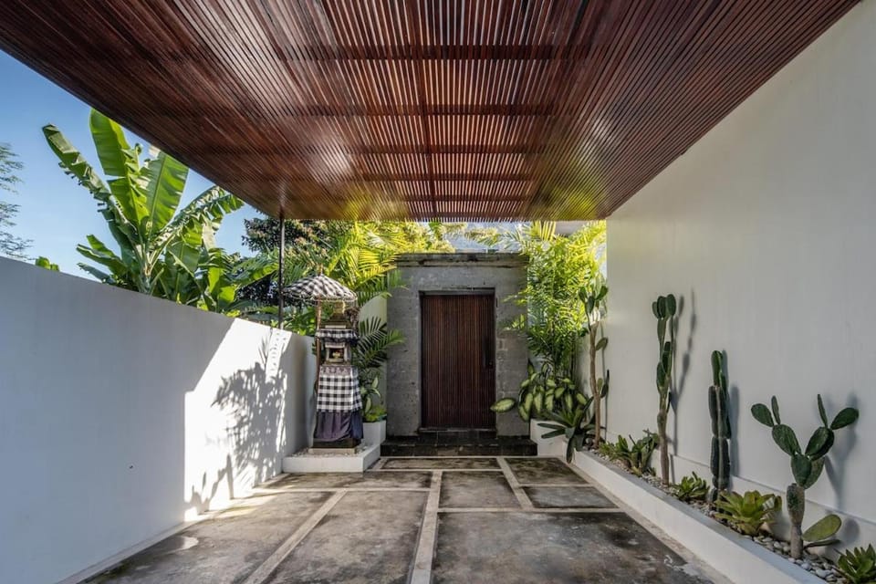 Facade/entrance, Parking