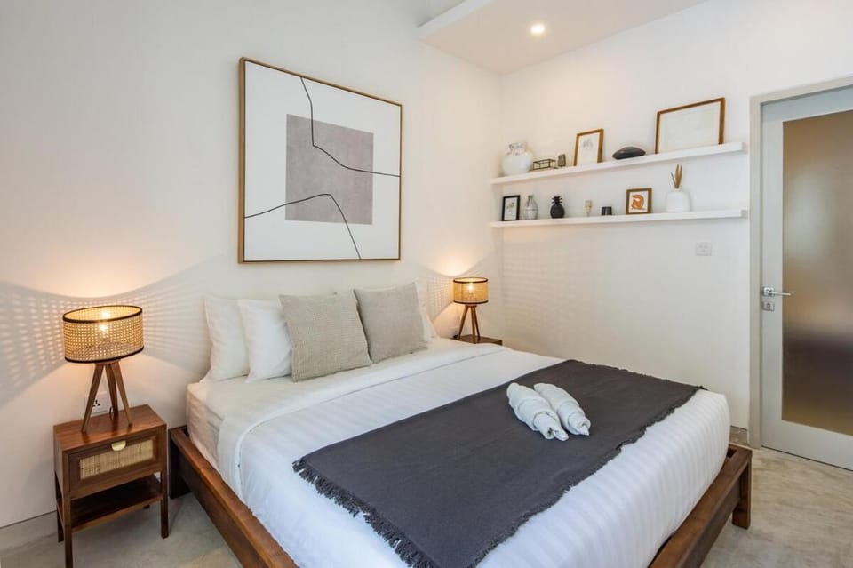 Bed, Bedroom, towels, air conditioner