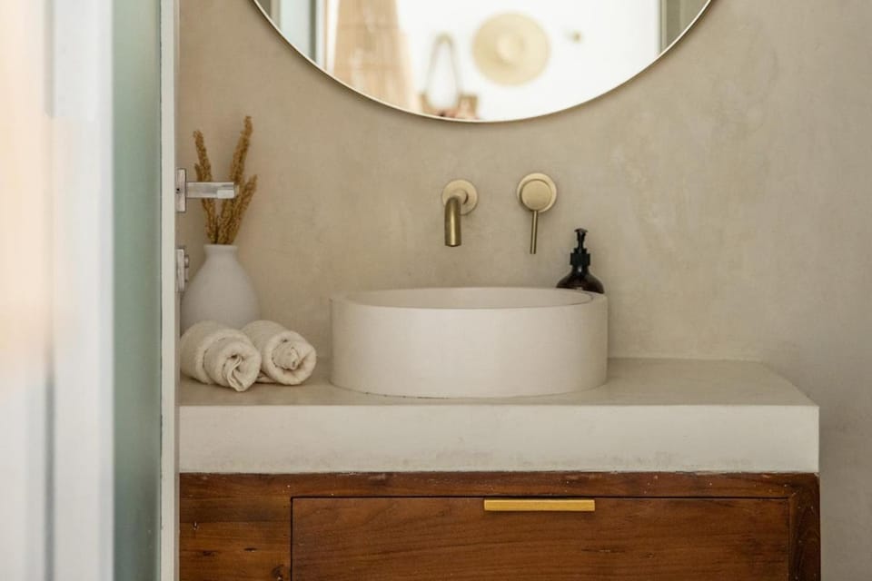 Bathroom, towels