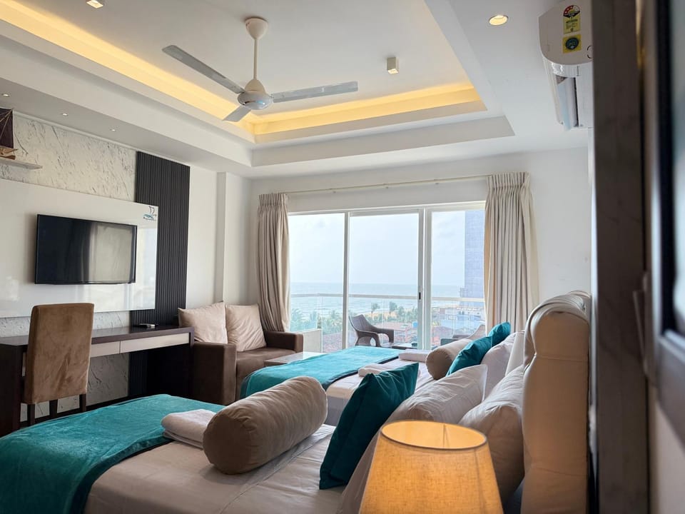 Bed, TV and multimedia, Living room, Photo of the whole room, Seating area, Bedroom