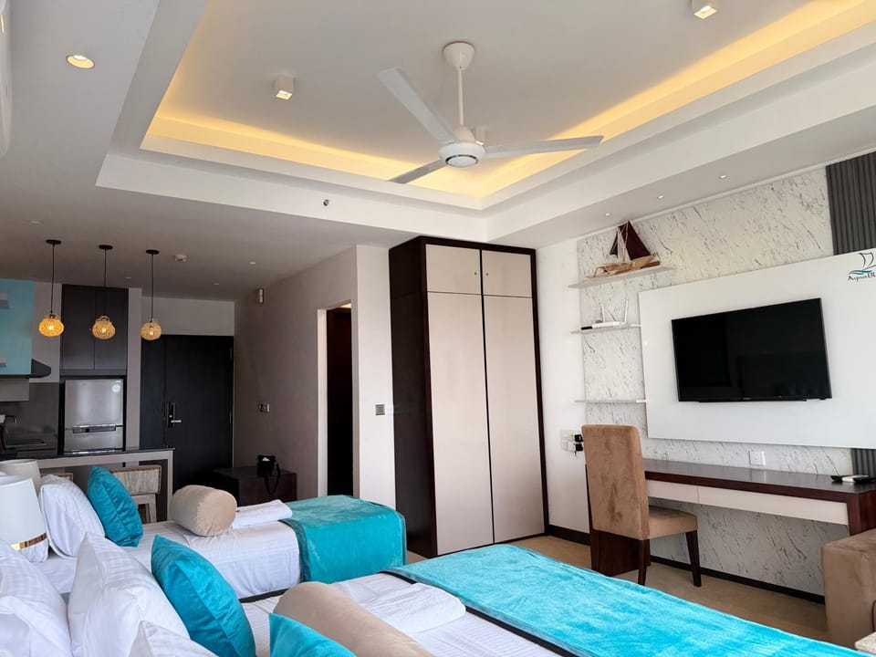 Bed, TV and multimedia, Living room, Photo of the whole room, Seating area, Bedroom