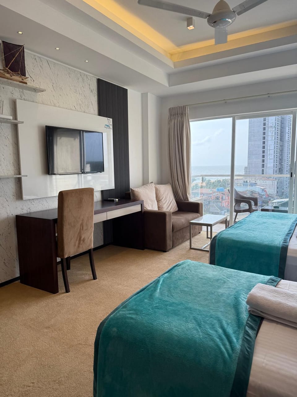 Bed, TV and multimedia, Living room, Photo of the whole room, Seating area, Bedroom