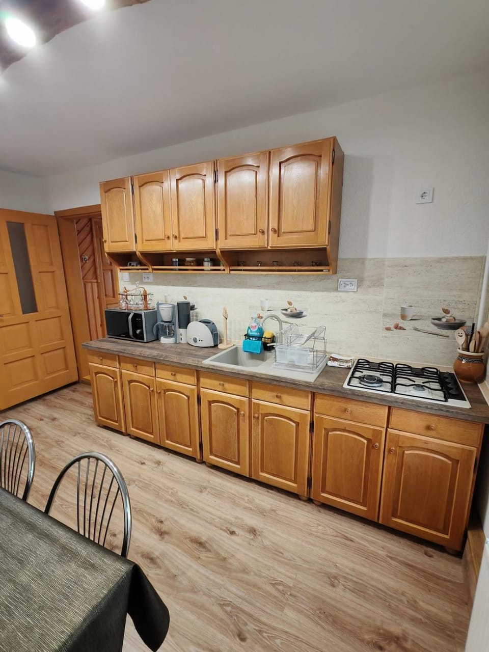 Coffee/tea facilities, Kitchen or kitchenette, Dining area, stove, toaster