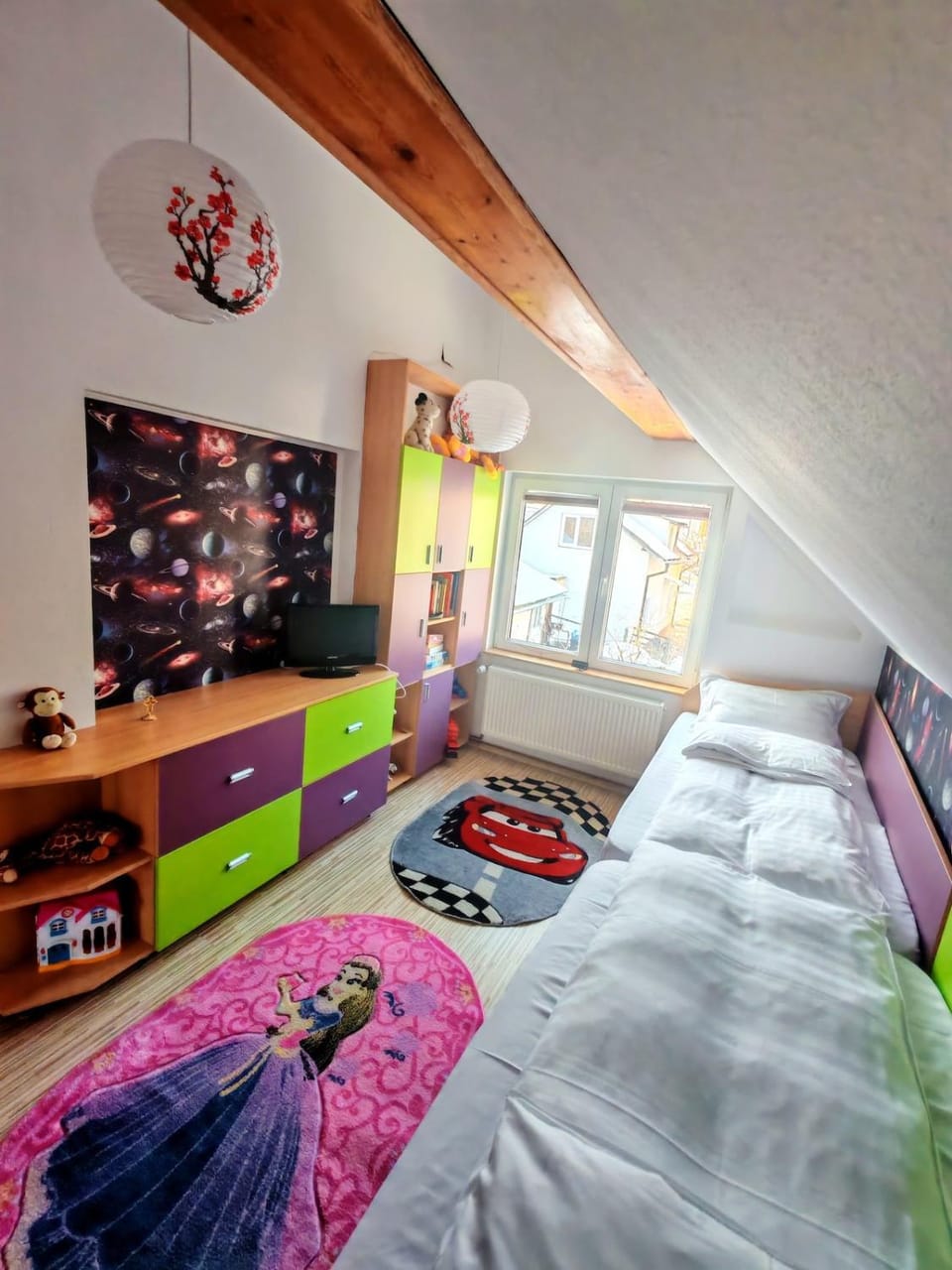 Photo of the whole room, Bedroom