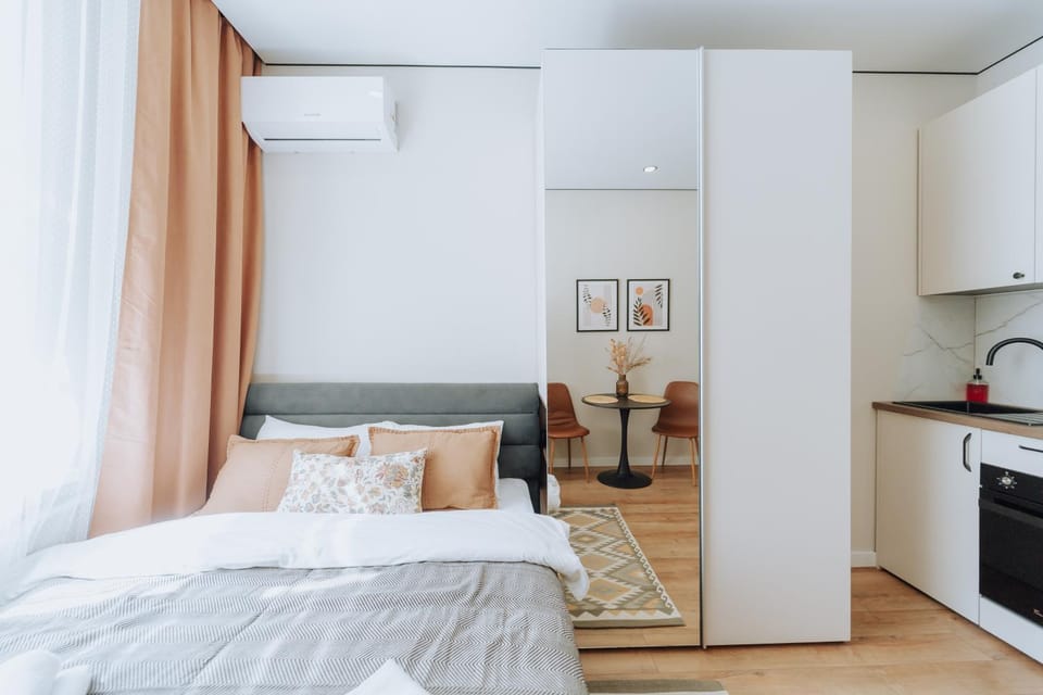 Bed, Kitchen or kitchenette, Photo of the whole room, Seating area, Bedroom, pet friendly, stove, air conditioner