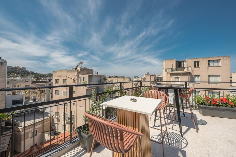 Property building, View (from property/room), Balcony/Terrace, Dining area, City view, Landmark view
