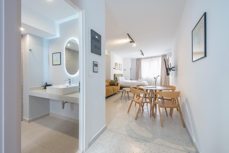 Bed, Bathroom, TV and multimedia, Kitchen or kitchenette, Living room, Photo of the whole room, Seating area, Dining area