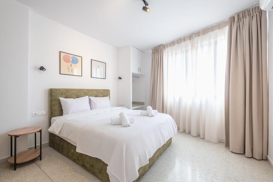 Bed, Bedroom, towels, wardrobe