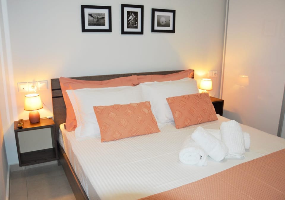 Bed, Bedroom, towels