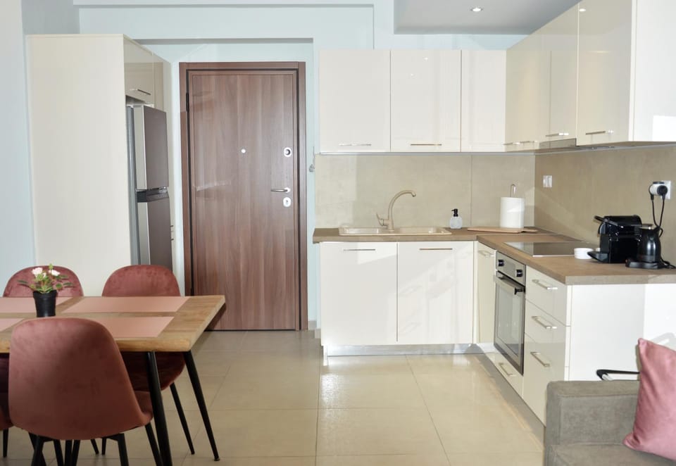 Coffee/tea facilities, Kitchen or kitchenette, Dining area, stove