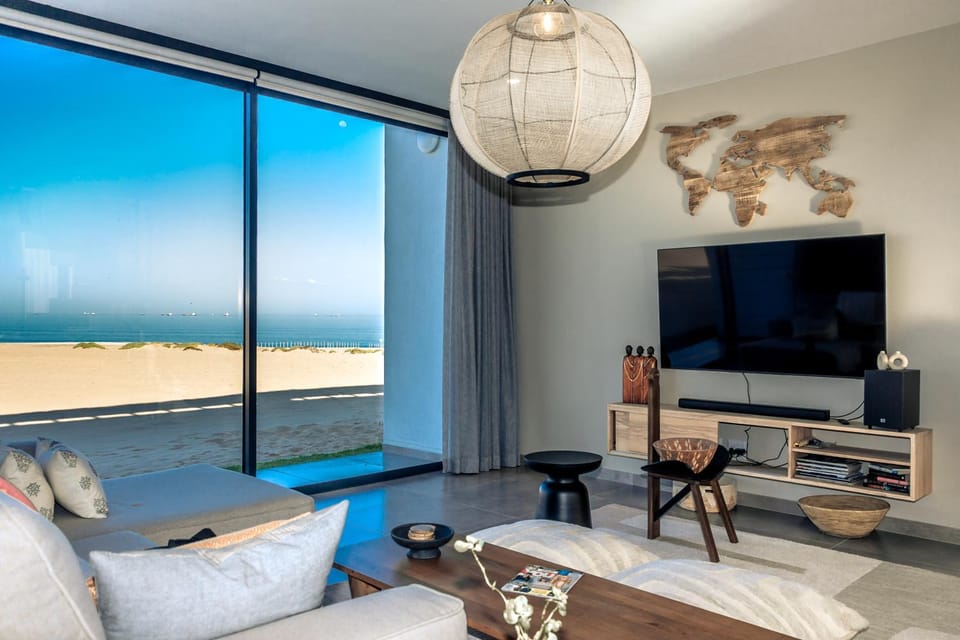 Communal lounge/ TV room, TV and multimedia, Living room, Seating area, Sea view