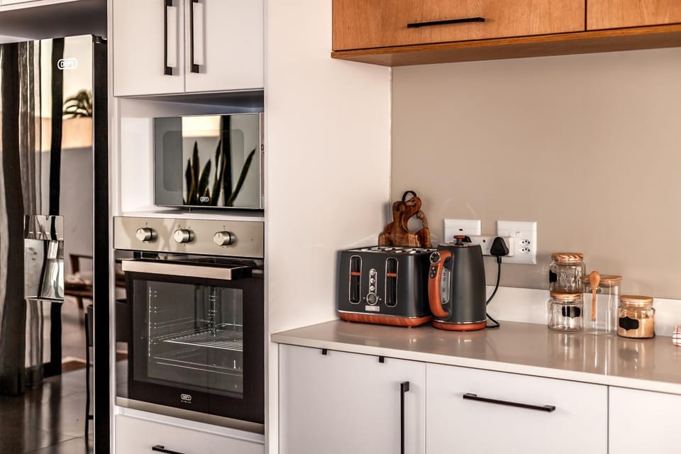 Coffee/tea facilities, Kitchen or kitchenette, oven, toaster
