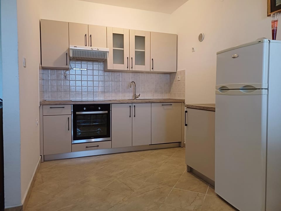 Kitchen or kitchenette, dishwasher, oven
