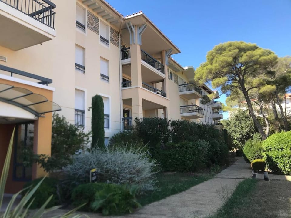 Beach 5 mins walk,Wi-fi,AC,Pool,Parking,Elevator Apartment in Fréjus