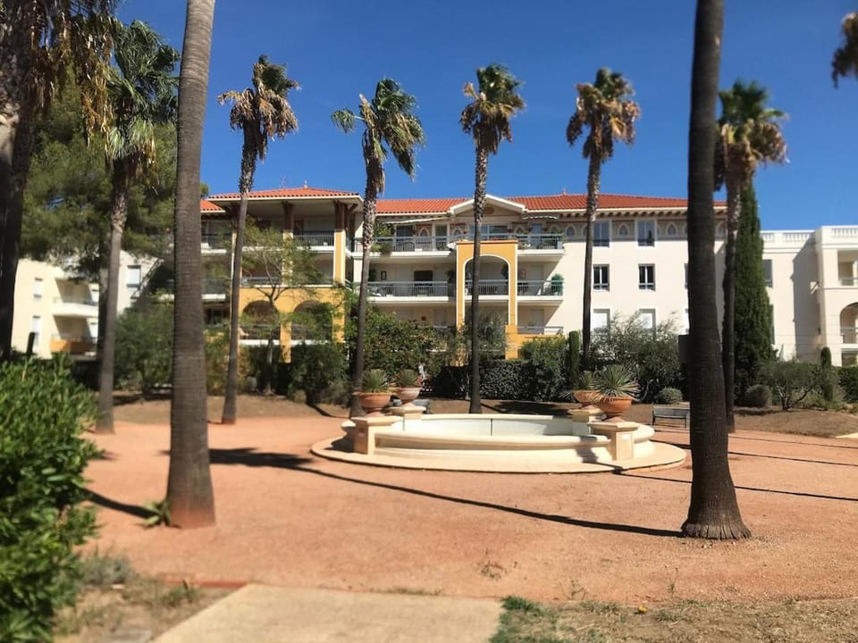 Beach 5 mins walk,Wi-fi,AC,Pool,Parking,Elevator Apartment in Fréjus