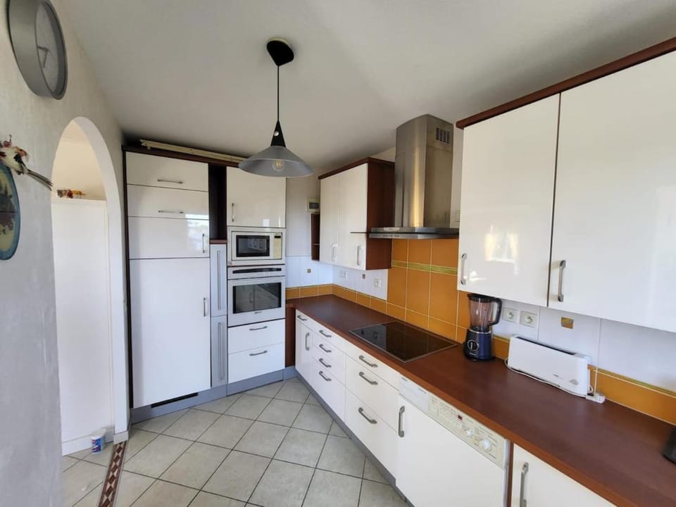 Beach 5 mins walk,Wi-fi,AC,Pool,Parking,Elevator Apartment in Fréjus