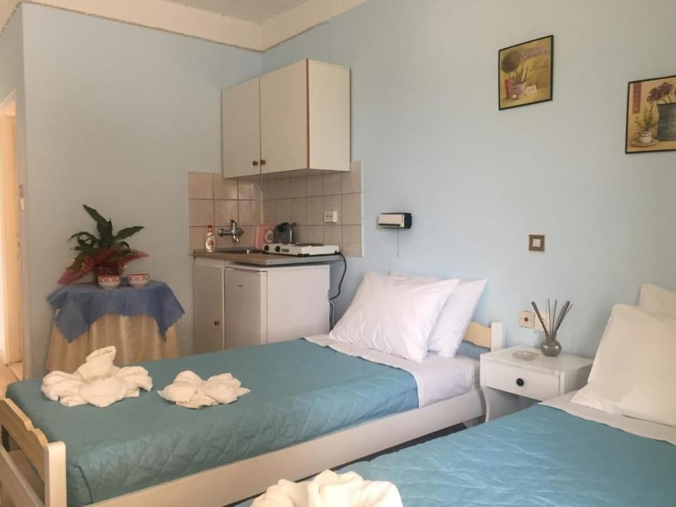 Bed, Kitchen or kitchenette, Bedroom, towels