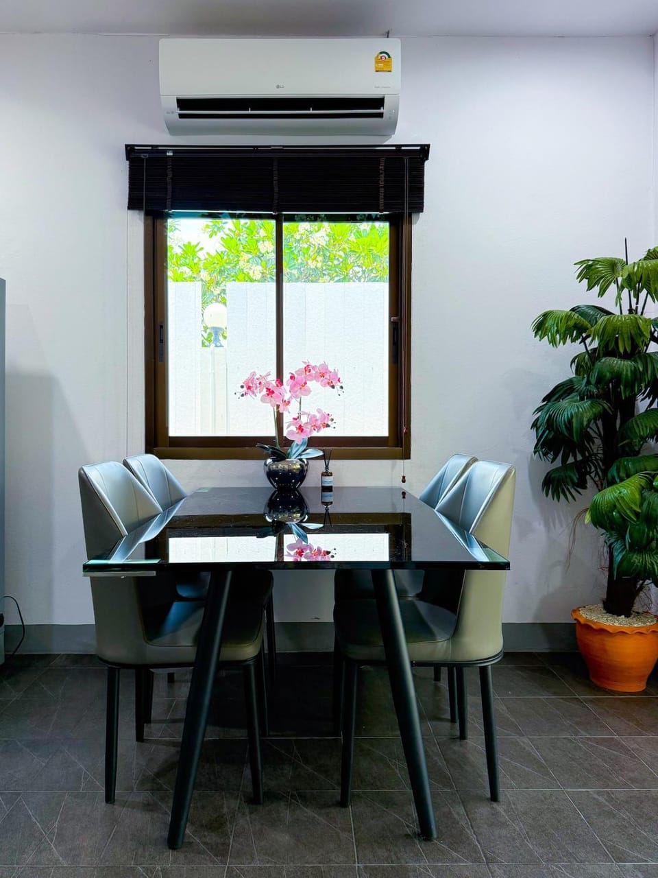 Seating area, Dining area, air conditioner