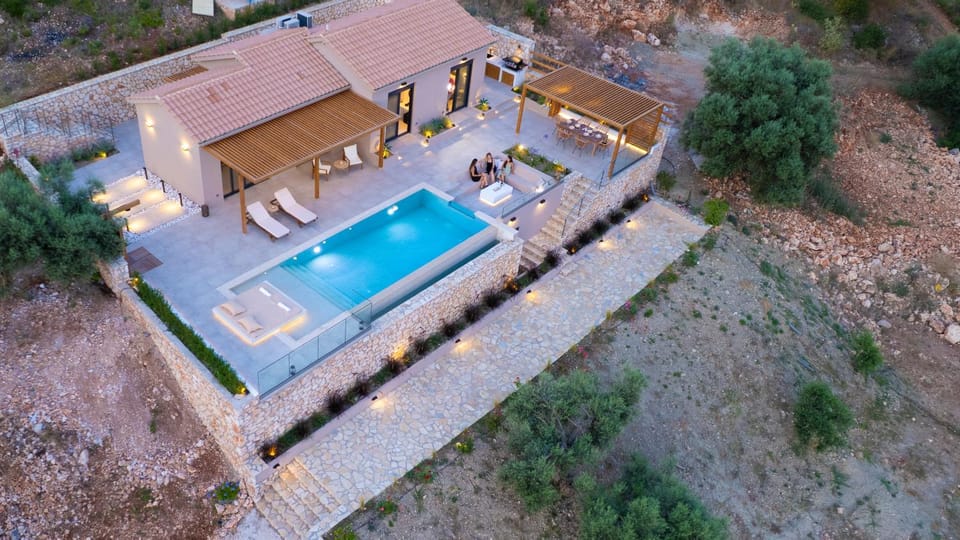 Property building, Bird's eye view, Swimming pool