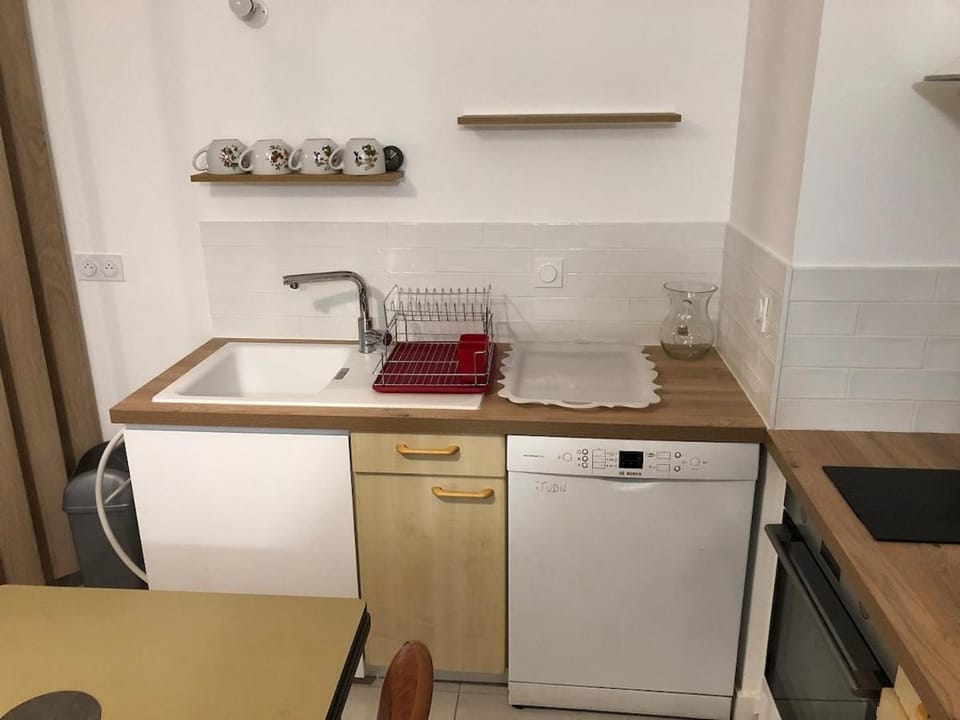 dishwasher, oven, kitchen
